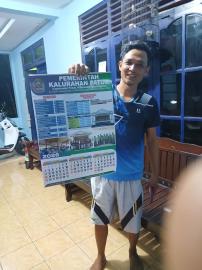 PEMERINTAH KALURAHAN PATUK BAGIKAN KALENDER TAHUN 2026 KEPADA WARGA